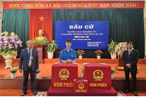 Cử tri trẻ tuổi tự tin lần đầu đi bầu cử. Ảnh: PV