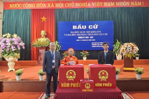 Cử tri cao tuổi được ưu tiên bỏ lá phiếu đầu tiên. Ảnh: PV