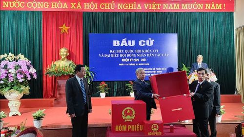Tổ bầu cử kiểm tra hòm phiếu trước giờ cử tri bỏ phiếu. Ảnh: PV