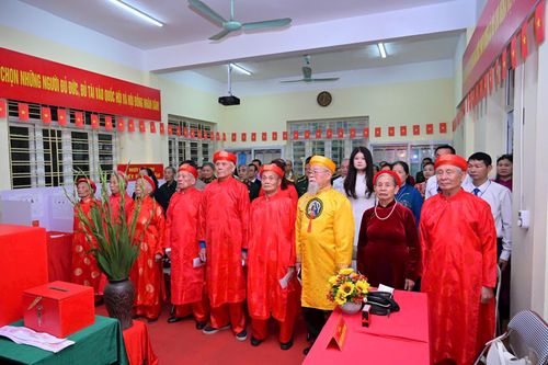Lễ khai mạc trang trọng diễn ra tại các khu vực bầu cử trên địa phường Việt Hưng. Ảnh: PV