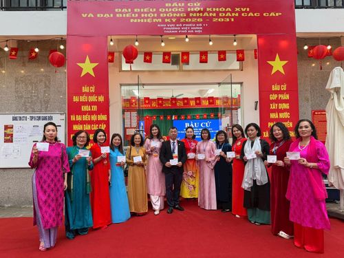 Cử tri không quên lưu lại những bức hình đẹp trong ngày hội non sông. Ảnh: PV