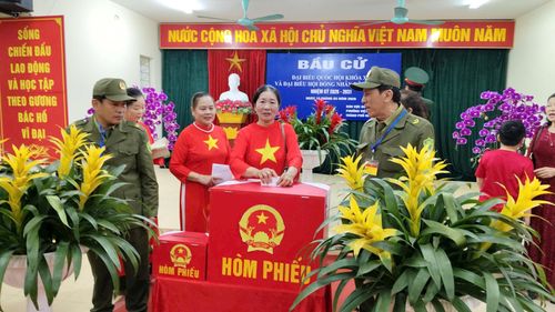 Cử tri nữ phường Việt Hưng trong tà áo dài truyền thống tôn lên vẻ đẹp, không khí tưng bừng trong ngày hội non sông. Ảnh: PV