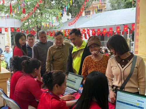 Người dân nô nức đi bầu cử. Ảnh: PV