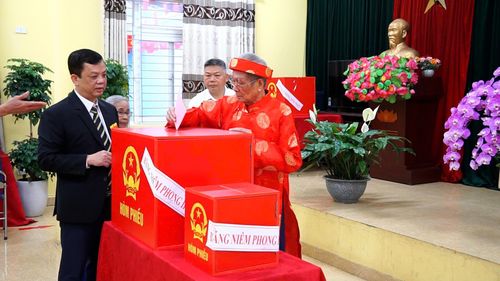 Các cụ cao tuổi tham gia bỏ phiếu. Ảnh: PV