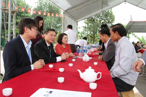 Các đồng chí lãnh đạo xã Mỹ Đức kiểm tra công tác bầu cử tại các điểm bỏ phiếu. Ảnh: VB