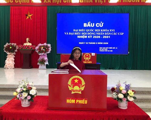 Cử tri Đào Thị Diệu Thảo (18 tuổi) bỏ phiếu. Ảnh: VB