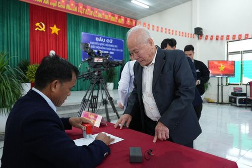 Ngay trong buổi sáng, tại nhiều địa điểm bỏ phiếu của xã, tỷ lệ cử tri đi bầu đã đạt trên 95%. Ảnh: Nguyễn Trọng