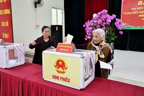 Cử tri thực hiện quyền và nghĩa vụ thiêng liêng của mình. Ảnh: Thanh Hằng