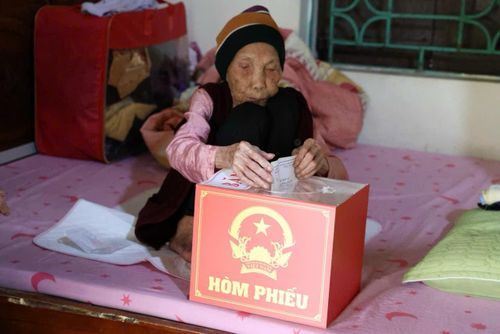 Cụ Nguyễn Thị Tính trực tiếp tham gia bỏ phiếu tại nhà. Ảnh: Sơn Tùng