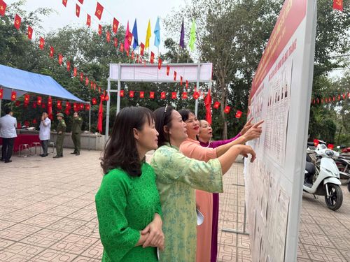 Cử tri xã Bát Tràng sáng 15 - 3. Ảnh: Phương Lộc