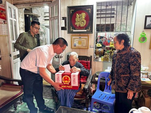 Cụ Phạm Phúc Châu, cử tri 98 tuổi ở xã Bát Tràng. Ảnh: Phương Lộc