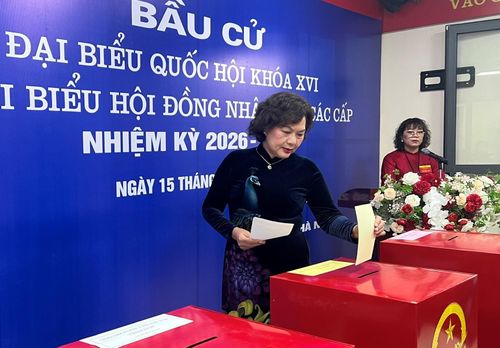 Ủy viên Trung ương Đảng, Thống đốc Ngân hàng Nhà nước Việt Nam Nguyễn Thị Hồng bỏ phiếu bầu cử tại Khu vực bầu cử số 20. Ảnh: PV