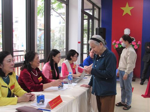 Cử tri chờ đóng dấu đã bỏ phiếu, hoàn thành nghĩa vụ công dân. Ảnh: PV