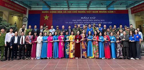 Phó Bí thư Thường trực Đảng ủy phường Hồng Hà Phùng Mỹ Ngà chụp ảnh lưu niệm, động viên Tổ bầu cử. Ảnh: PV