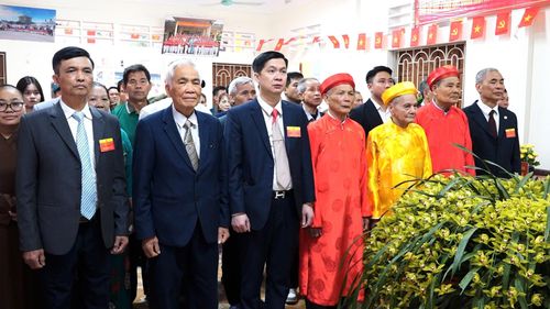 Phó Bí thư Đảng ủy, Chủ tịch UBND xã Dân Hòa Đinh Hữu Bình cùng các cử tri. Ảnh: PV.