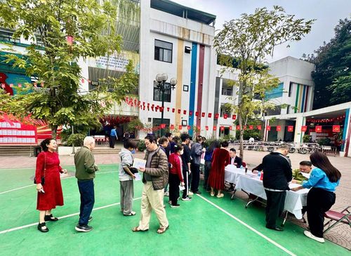 Cử tri tham gia bỏ phiếu tại khu vực bỏ phiếu số 11, phường Văn Miếu - Quốc Tử Giám. Ảnh: V.M
