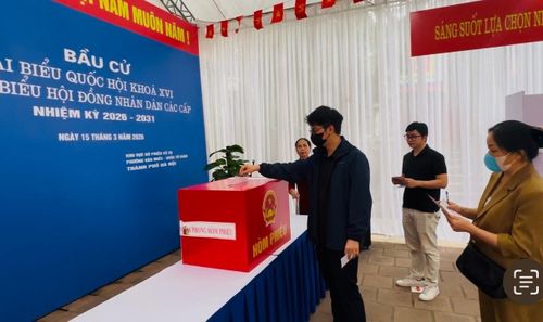 Cử tri bỏ phiếu tại khu vực bỏ phiếu sô 29, phường Văn Miếu - Quốc Tử Giám. Ảnh: Hoàng Quyên