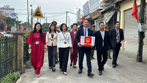 Hòm phiếu được các Tổ bầu cử của xã Thường Tín mang đến từng nhà người dân cao tuổi không có khả năng đi lại. Ảnh: Công Tâm