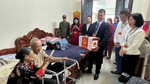 Khi các thành viên tổ bầu cử mang theo hòm phiếu bước vào căn nhà của cụ Bồ Xuân Húc (95 tuổi), không khí bỗng trở nên trang nghiêm. Ảnh: Công Tâm