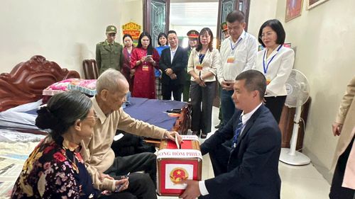 Khoảnh khắc cụ Húc tự tay bỏ lá phiếu vào hòm phiếu lưu động rất trân trọng và cảm động. Ảnh: Công Tâm