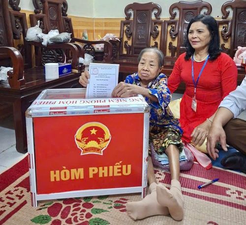 Do cử tri cao tuổi không thể đi lại nên cán bộ xã thường Tín đã chủ động trực tiếp mang hòm phiếu đến tận nhà để bỏ phiếu. Ảnh: Công Tâm