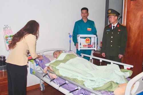 Hòm phiếu phụ được đưa đến tận giường bệnh, giúp cử tri già yếu, bệnh nặng vẫn có thể trực tiếp thực hiện quyền công dân của mình. Ảnh: Mai Khôi