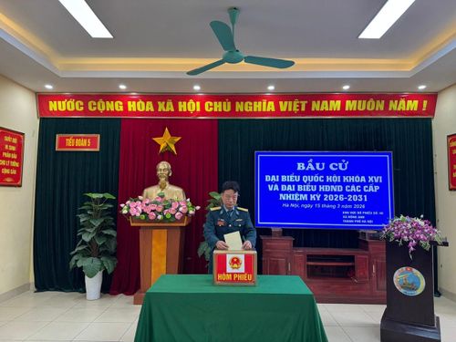 Tiểu đoàn 5 thực hiện quyền bầu cử tại điểm bỏ phiếu được bố trí trong doanh trại đơn vị. Ảnh: Mai Khôi