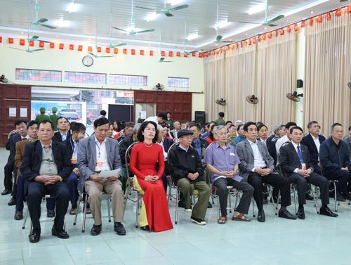 Đông đảo cử tri có mặt từ sớm tại khu vực bỏ phiếu để thực hiện quyền và nghĩa vụ công dân. Ảnh: HT