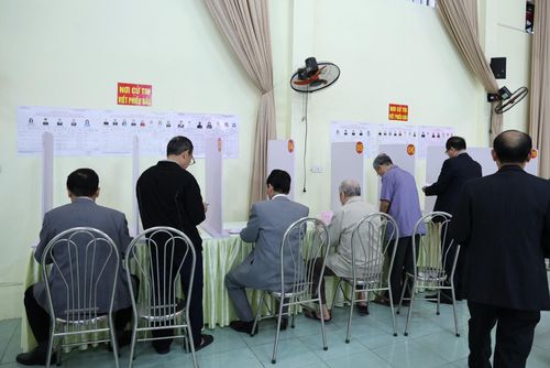 Cử tri viết phiếu bầu tại khu vực vách ngăn theo đúng quy định của Luật Bầu cử. Ảnh: HT