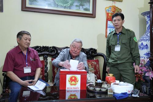 Đối với những cử tri không thể đến khu vực bỏ phiếu, Tổ bầu cử đã mang hòm phiếu phụ đến tận nhà để cử tri thực hiện quyền bầu cử theo đúng quy định.