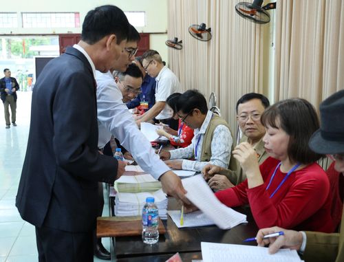 Thành viên tổ bầu cử hướng dẫn cử tri thực hiện các bước bỏ phiếu. Ảnh: HT
