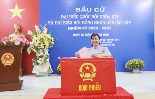 Cử tri vui vẻ bầu cử tại Khu vực bỏ phiếu số 24, Đơn vị bầu cử số 4. Ảnh: Công Phương