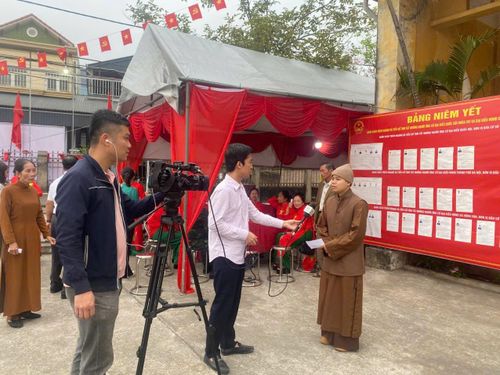 Phóng viên cơ quan Báo và Phát thanh, Truyền hình Hà Nội lắng nghe chia sẻ của sư cô Thích Lữ Tâm Trang. Ảnh: Vũ Cường.