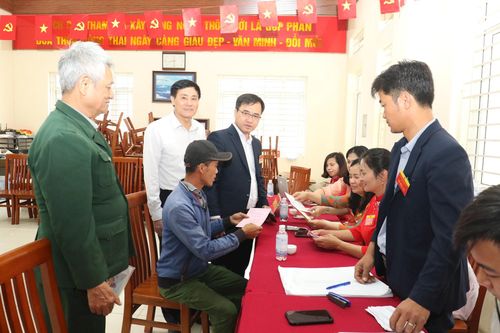 Đồng chí Nguyễn Thanh Liêm, Trưởng ban bầu cử số 4 xã Hồng Vân kiểm tra công tác bầu cử tại thôn Đông Thai. Ảnh: Vũ Cường.