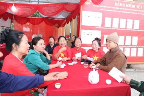 Cử tri Trương Thị Đoan, Pháp danh Thích Lữ Tâm Trang chia sẻ với các cử tri khác trong ngày hội non sông. Ảnh: Vũ Cường.