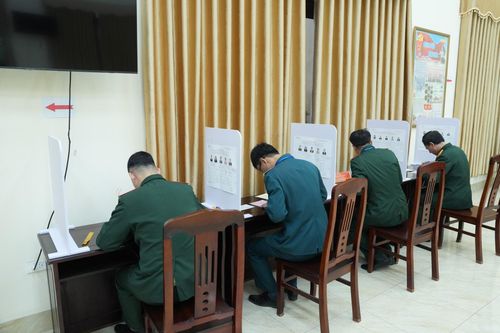 Cử tri ghi phiếu bầu, lựa chọn những đại biểu đủ đức, đủ tài. Ảnh: Thiên Tú