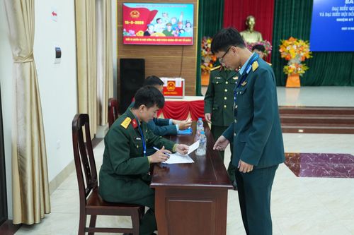 Bàn đóng dấu đã bỏ phiếu. Ảnh: Thiên Tú
