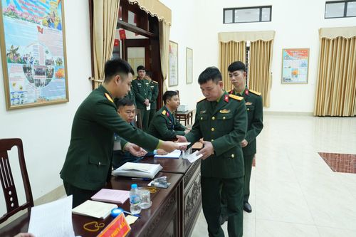 Phát phiếu bầu cho cử tri. Ảnh: Thiên Tú