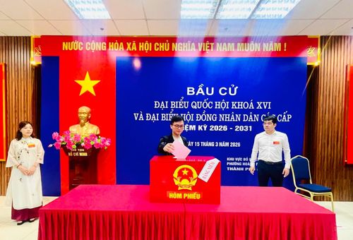 Cử tri đi bầu cử tại khu vực bỏ phiếu số 30, phường Hoàng Mai. Ảnh: Thu Hương