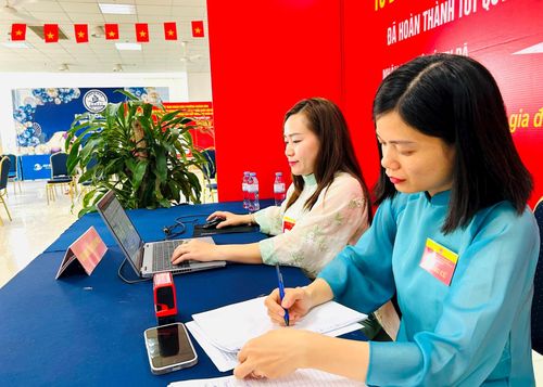 Máy tính có kết nối intenet được sử dụng trong công tác bầu cử. Ảnh: Trần Oanh