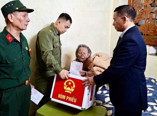 Tổ bầu cử số 44 mang hòm phiếu phụ đến nhà 9 cử tri cao tuổi. Trong đó, cử tri cao tuổi nhất là cụ Nguyễn Thị Chố, sinh năm 1924 (102 tuổi). Ảnh: PV