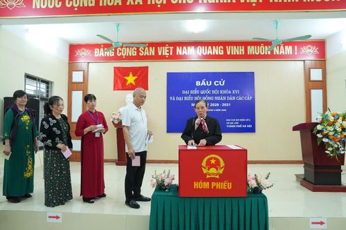 Cử tri Tổ dân phố Nông Lâm tham gia bỏ phiếu bầu. Ảnh: PV