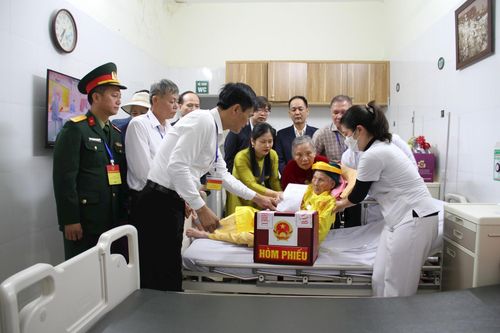 Lãnh đạo xã Mỹ Đức cùng đại diện các tổ bầu cử đã mang hòm phiếu phụ đến tận nhà và nơi điều trị để các cử tri "đặc biệt" bỏ phiếu. Ảnh: VB