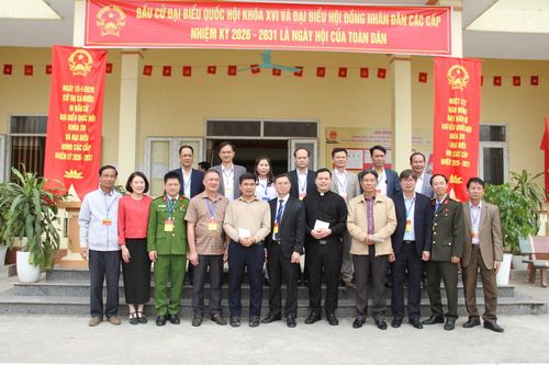 Các đồng chí lãnh đạo xã Mỹ Đức chụp ảnh lưu niệm với Linh mục Vũ Đình Du (thứ 5 từ trái qua, hàng thứ nhất). Ảnh: VB
