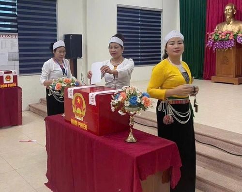 Các cử tri đồng bào dân tộc Mường bỏ phiếu tại khu vực bỏ phiếu số 26. Ảnh: VB