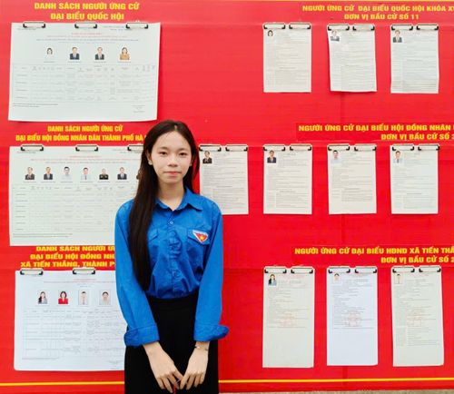 Cử tri trẻ Phạm Thị Nguyệt Ánh lần đầu trực tiếp tham gia bỏ phiếu gửi gắm niềm tin vào các đại biểu mà mình đã bỏ phiếu. Ảnh PV
