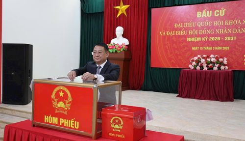 Bí thư Đảng ủy, Chủ tịch HĐND xã Tiến Thắng Hoàng Anh Tuấn dự chương trình khai mạc và tham gia bỏ phiếu tại Khu vực bỏ phiếu số 4 , nhà văn hóa thôn Phú Mỹ. Ảnh PV