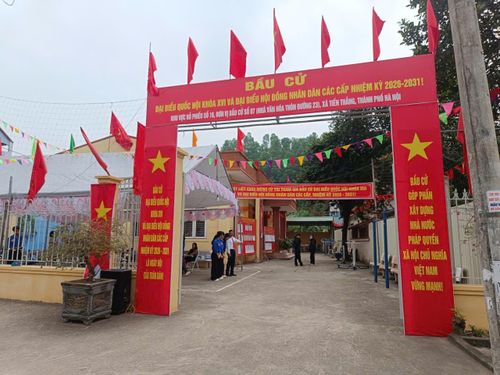 Không khí phấn khởi, cờ hoa chào mừng ngày hội non sông tại Khu vực bỏ phiếu số 16, Đơn vị bầu cử số 8, Nhà văn hóa thôn Đường 23. Ảnh PV