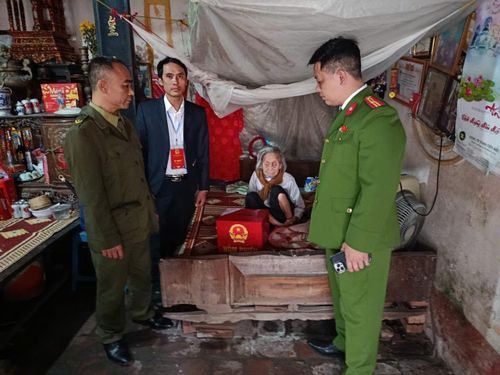 Cử tri 101 tuổi Đỗ Thị Hậu được thành viên Tổ bầu cử mang hòm phiếu di động đến để được hiện quyền của công dân. Ảnh: TH.