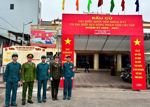 Lực lượng công an, dân quân xã Hoài Đức làm nhiệm vụ tại điểm bỏ phiếu. Ảnh: TH.